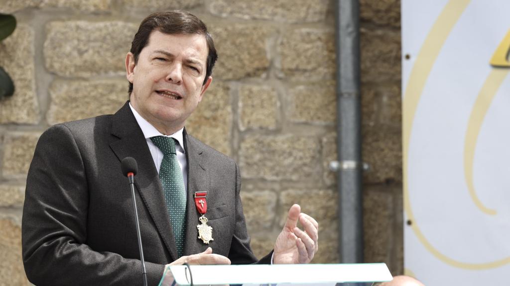 El presidente de la Junta de Castilla y León, Alfonso Fernández Mañueco, durante la recepción de la medalla municipal de Barruecopardo otorgada a la Junta