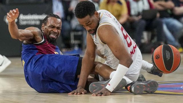 Kevin Punter lucha un balón con Jordan Loyd.