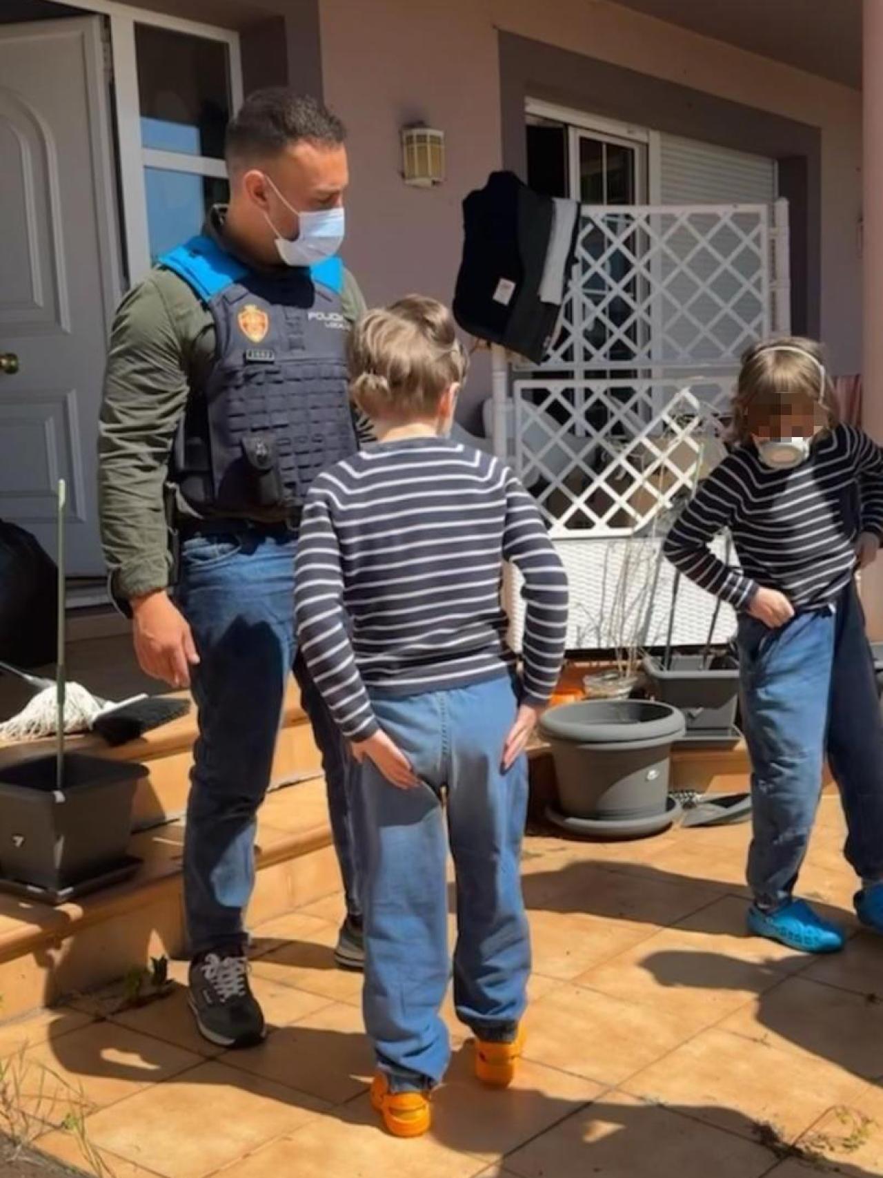 Un policía local de Oviedo, este lunes, tras la liberación de los niños de la casa de los horrores que sus padres habían alquilado en  Fitoria.