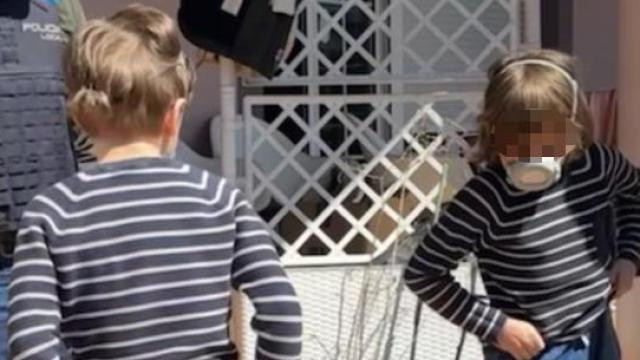 Imagen de los dos gemelos de ocho años, a la salida del chalé de Oviedo, junto a efectivos de la Policía Local.