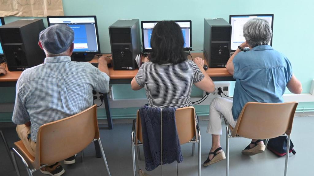 Tres personas utilizando un ordenador
