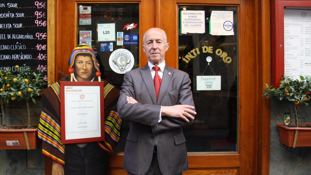 León Carrillo en la entrada de su restaurante, El Inti de Oro.