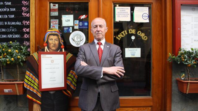 León Carrillo en la entrada de su restaurante, El Inti de Oro.