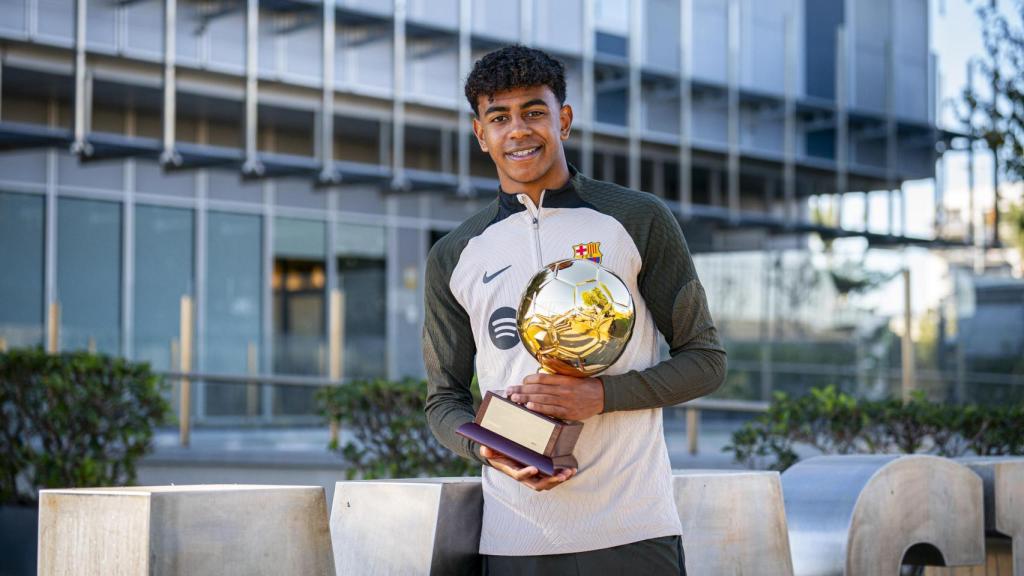 Lamine Yamal posa con el premio Golden Boy 2024.