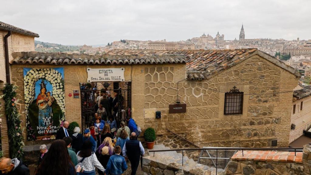 Los romeros entran a la ermita a tocar la campana y escuchar misa.