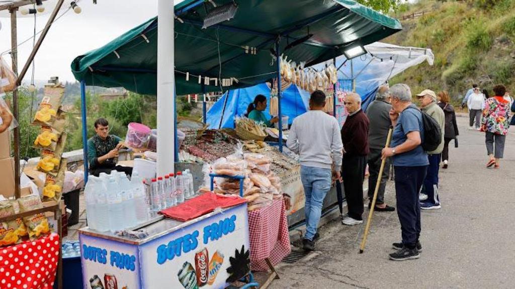 La romería acoge chiringuitos de productos tradicionales como encurtidos, tostones y obleas.