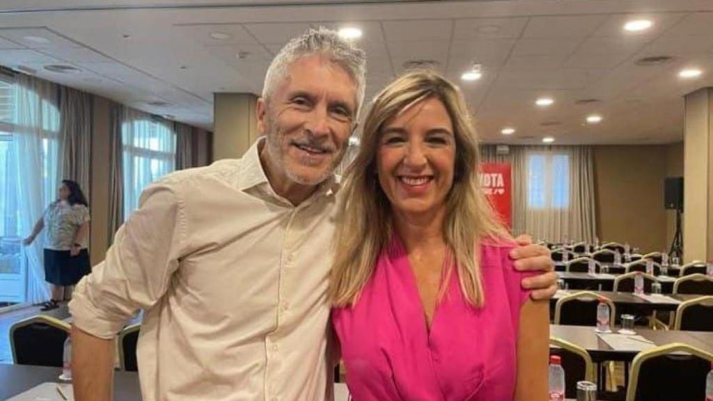 Elisa Sánchez, cuando el TSJA ya había aprobado el cargo de jueza de paz, con Grande-Marlaska en un acto electoral.