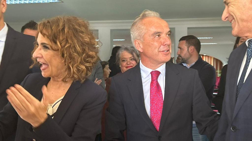 El senador, en un acto de partido con Maria Jesús Montero, el pasado febrero.