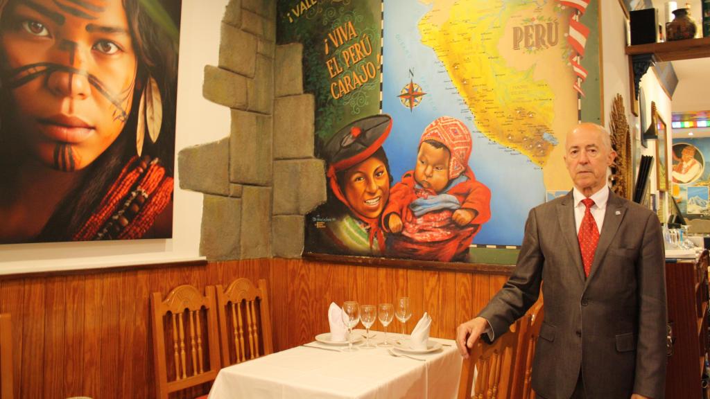 León Carrillo junto a los murales de El Inti de Oro.