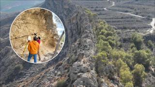 Imagen de la Sierra de Albatera, junto a otra de los trabajos arqueológicos.