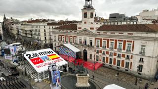 Ayuso celebra su Dos de Mayo por primera vez al aire libre en plena alerta amarilla: instalan una gran carpa por la lluvia