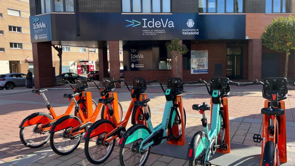Bicicletas frente al edificio IdeVa en Valladolid
