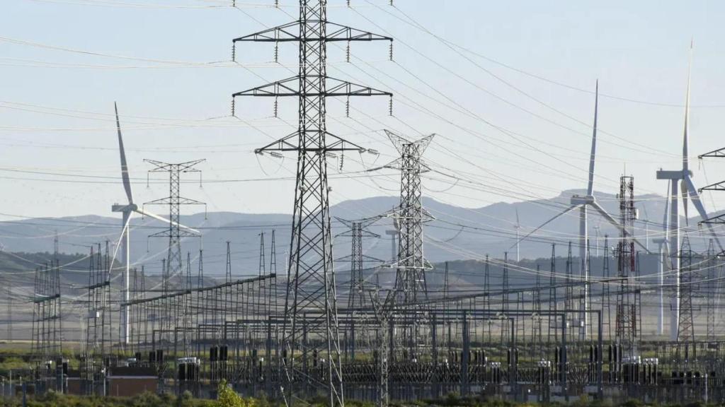 Cables de alta tensión de la red eléctrica.