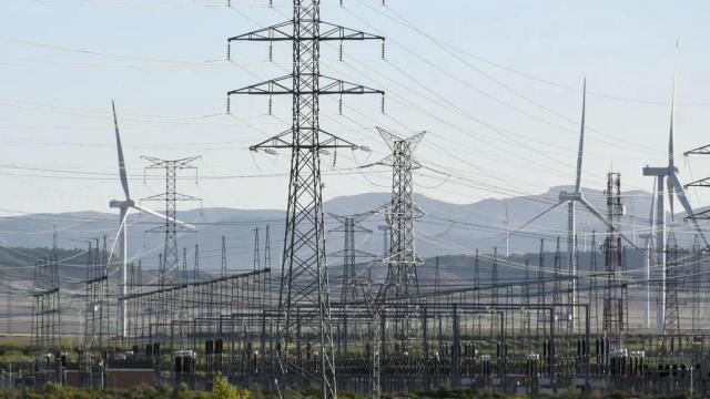 Cables de alta tensión de la red eléctrica.