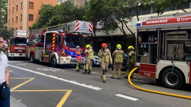 Actuación de los bomberos de Zaragoza en la calle Tomás Bretón