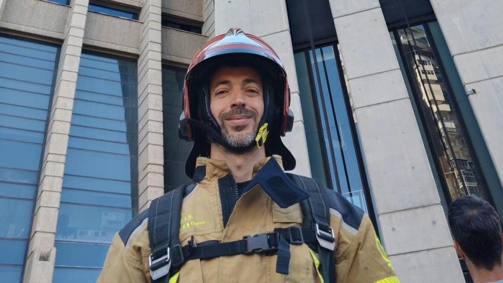 Adalberto Robles posa ante el edificio.
