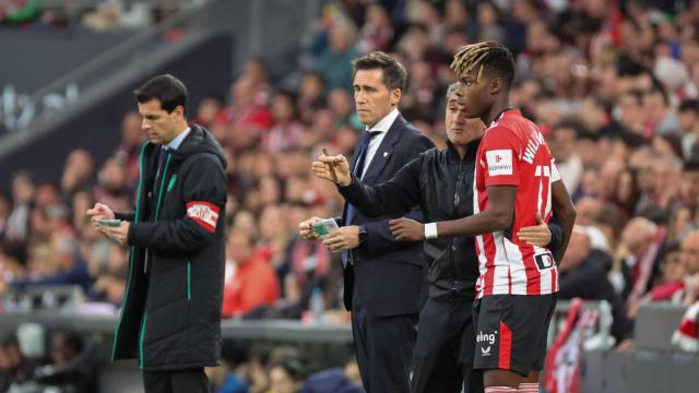 Ernesto Valverde da instrucciones a Nico Williams.