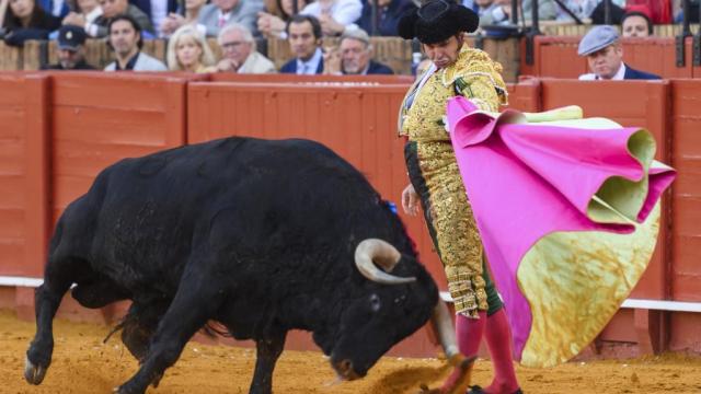 Morante de La Puebla lancea a una mano con su capote en la Maestranza.