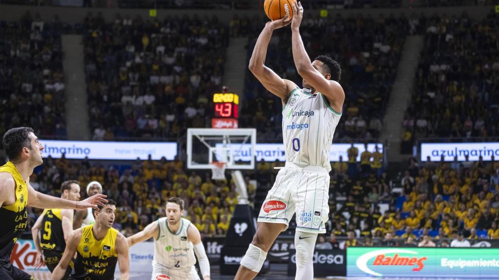 Tyson Pérez lanza a canasta durante la victoria del Unicaja en Tenerife.