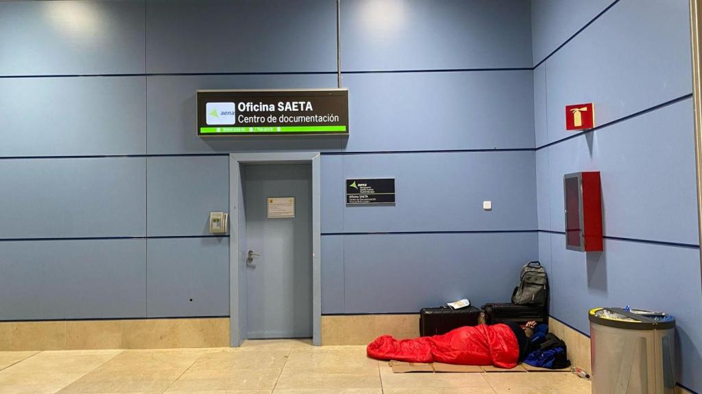 Las autoridades del aeropuerto les permiten dormir hasta las 6:30 de la mañana en algunos sitios de las terminales