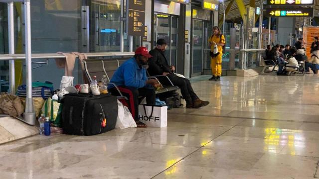 Muchas de las personas que duermen en el aeropuerto de Barajas son inmigrantes indocumentados