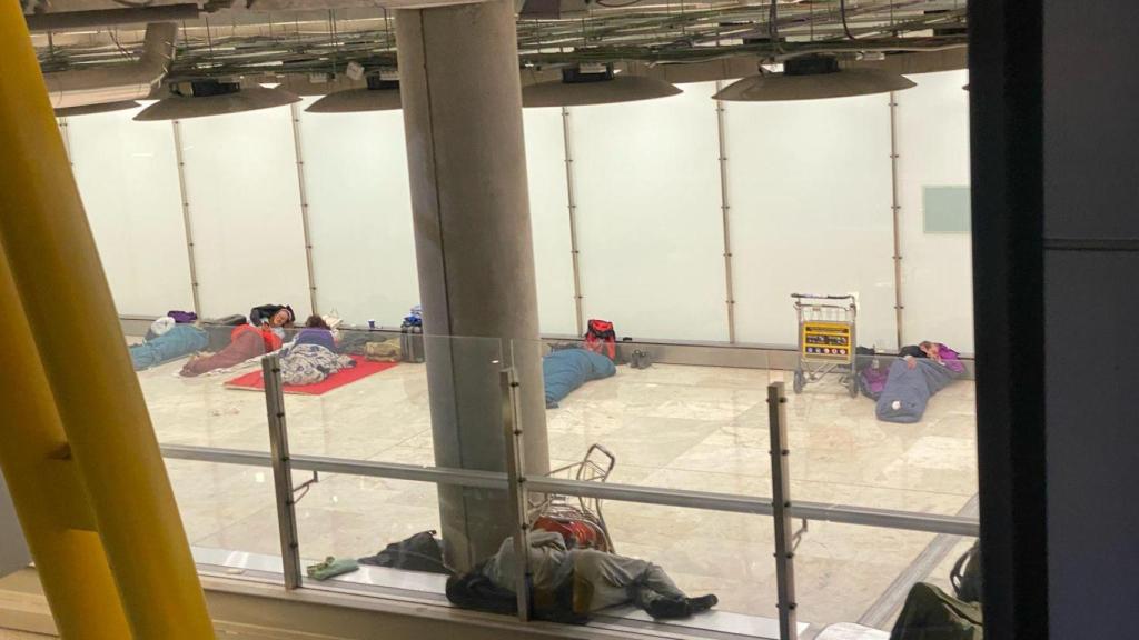 Estas personas empiezan a llegar a las terminales del aeropuerto a partir de las 8:00 de la noche para dormir