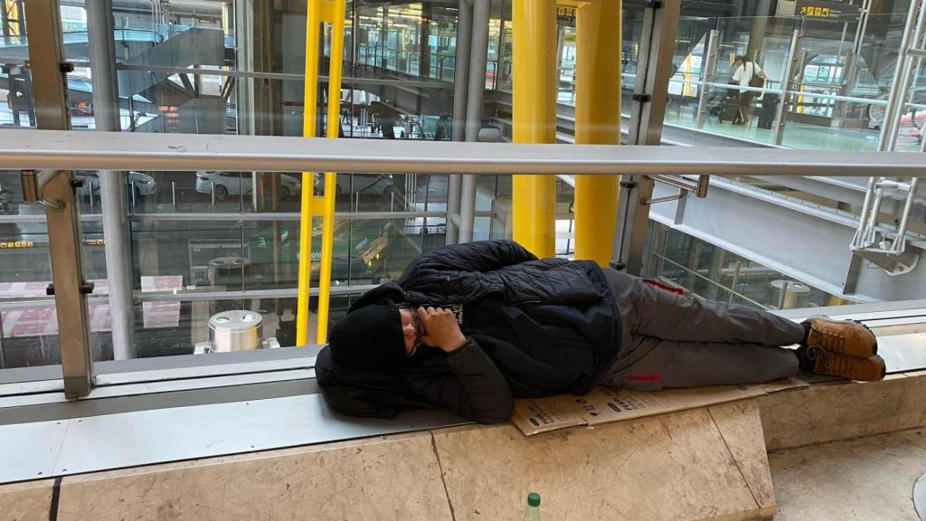 En las mañanas casi no se encuentran a estas personas, pero en la T4 más de alguno se queda durmiendo