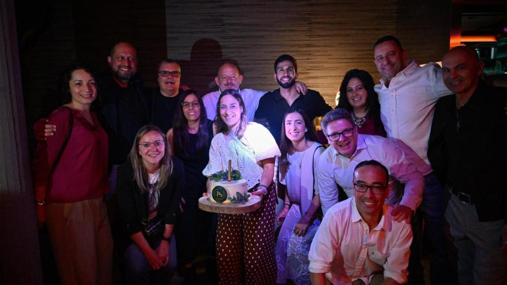 El equipo de Gespronor posa con la tarta de cumpleaños que encendieron en su fiesta en el Oceánico de A Coruña