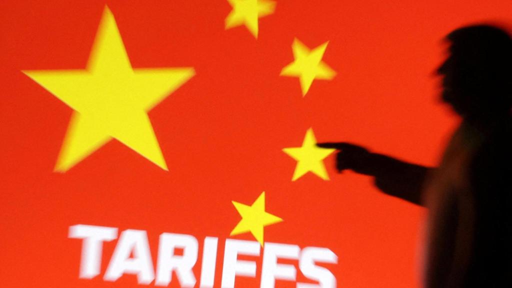 Silueta de Donald Trump sobre la bandera de China.