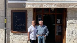 Nieves y Jesús Manuel en la Panadería Repostería Oviedo de Dueñas