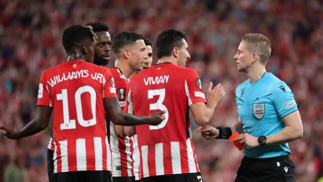 Los futbolistas del Athletic Club protestan la roja a Vivian.