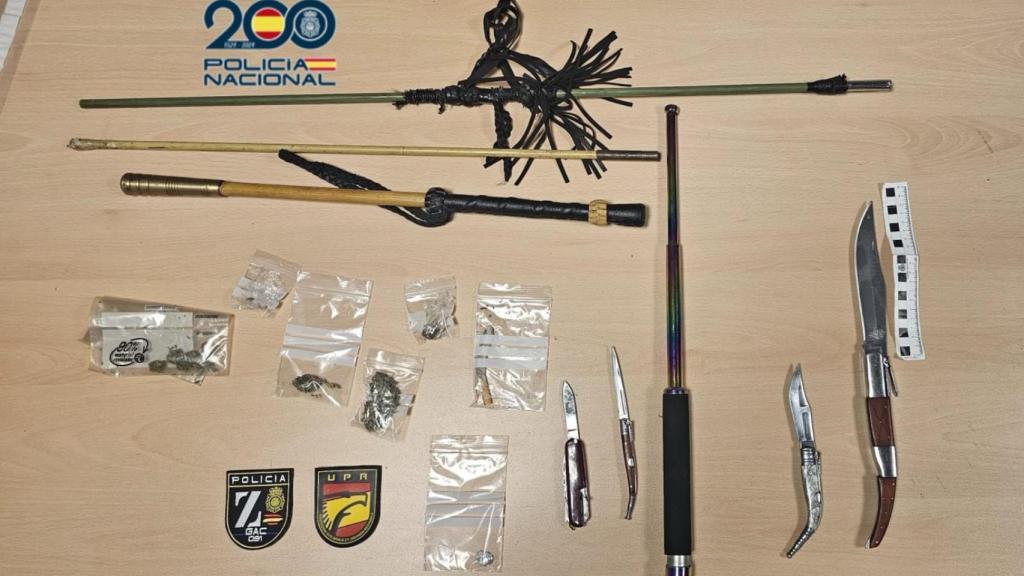Las armas y drogas intervenidas a los hombres que participaban en la fiesta