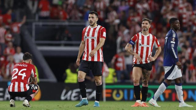 Los futbolistas del Athletic, cabizbajos tras perder frente al Manchester United.