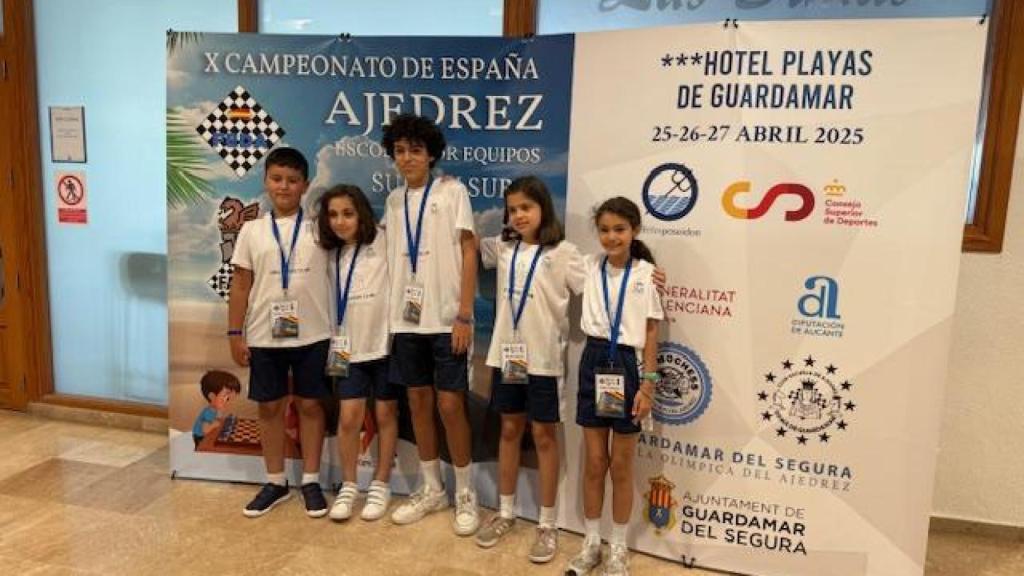 Un grupo de niños el Coruña British International School que ganaron en el campeonato de ajedrez.