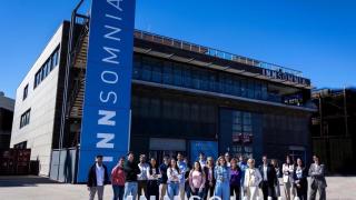 El equipo de Innsomnia, frente a su sede de Valencia.