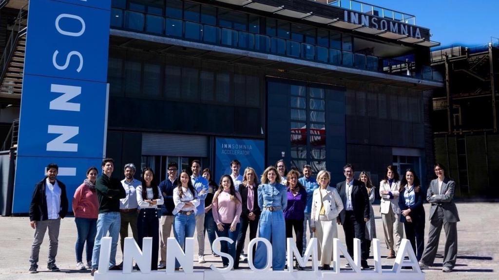El equipo de Innsomnia, frente a su sede de Valencia.