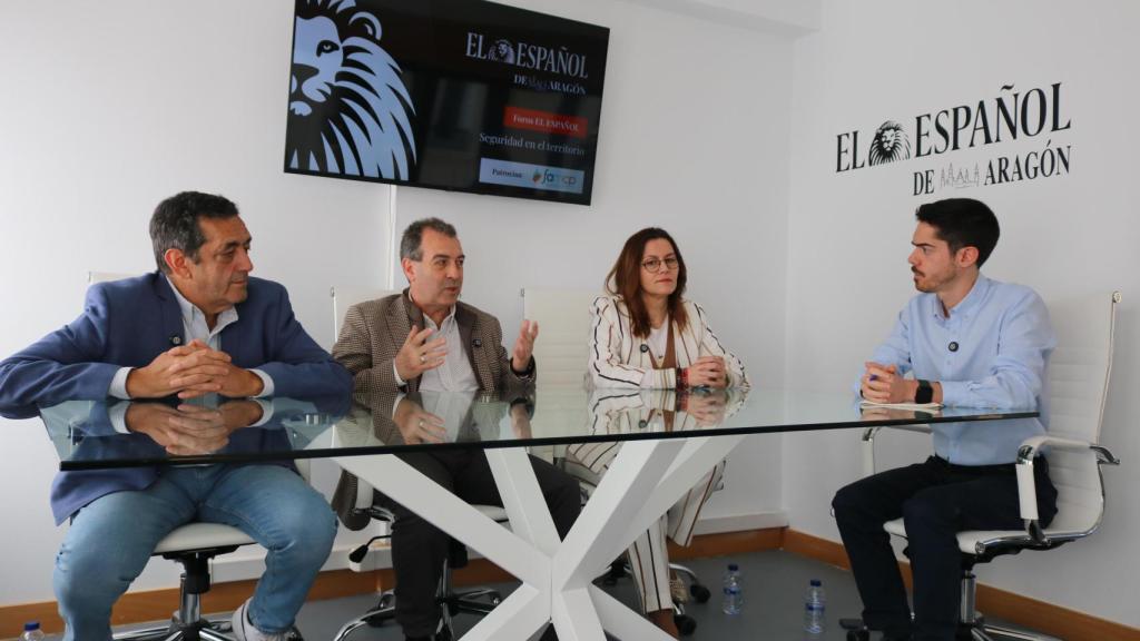 Los alcaldes de Épila, Belchite y Caspe, con el director de EL ESPAÑOL DE ARAGÓN durante el foro.