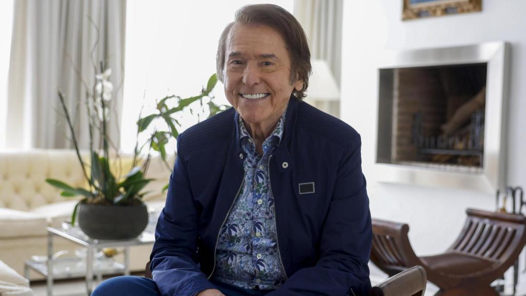 El cantante de Linares posa sonriente en su casa de Boadilla del Monte.