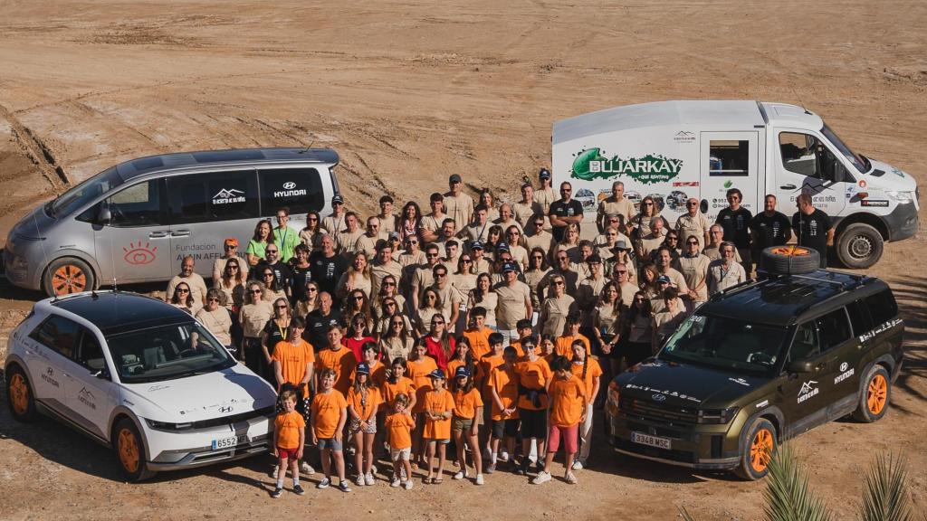 Imagen de todos los participantes de la edición 2025 con los vehículos patrocinados por Hyundai y Bujarkay.