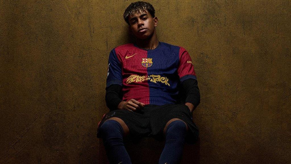 Lamine Yamal posa con la nueva camiseta para El Clásico.