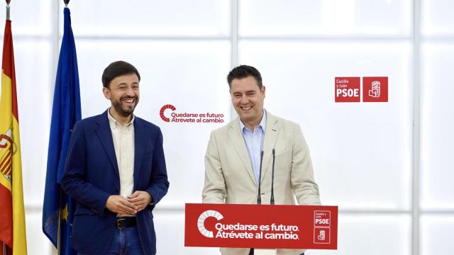 El secretario de Organización del PSOECyL, Daniel de la Rosa, y el secretario de Política Municipal del PSOECyL, Fran Díaz, informan de diversas acciones en materia de política municipal.