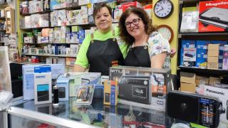 Soraya Aller y su empleada, Sonia, con modelos de radios y linternas en Puerto Libre.