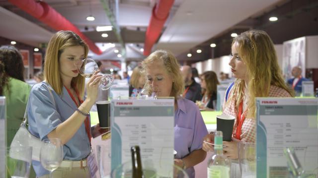 Varias personas catan un vino durante FENAVIN 2023.