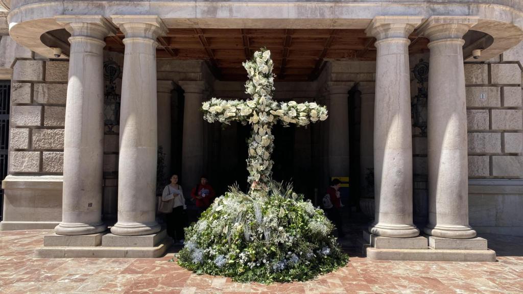 Cruz de Mayo, instalada en el Ayuntamiento de Valencia en 2024. EE