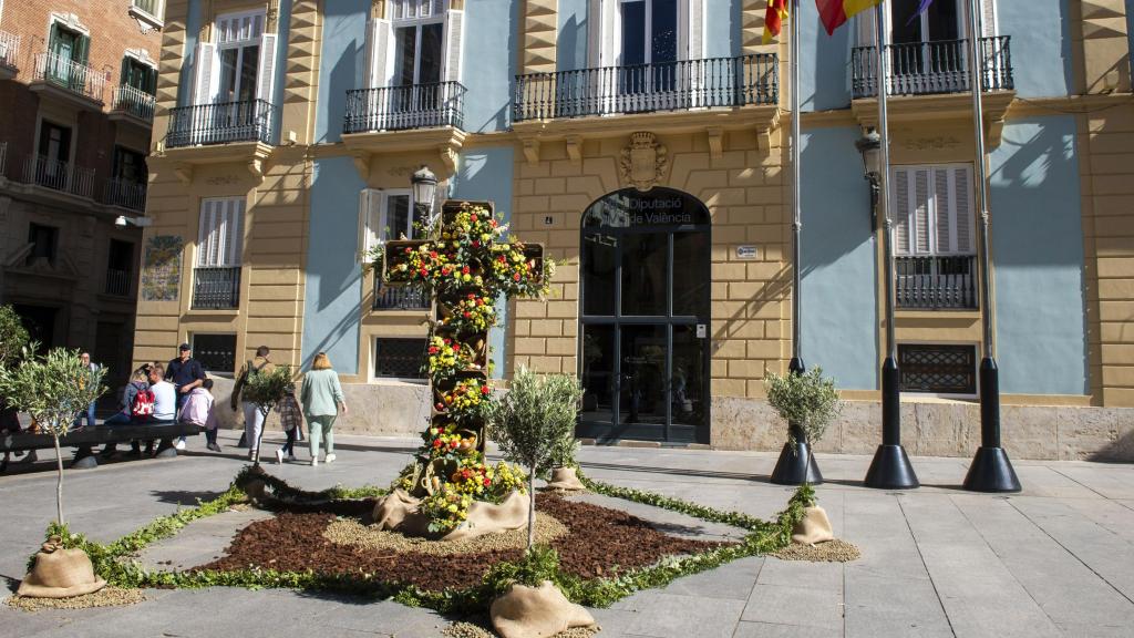 La Diputación de Valencia instala una cruz de mayo, imagen de archivo. Europa Press