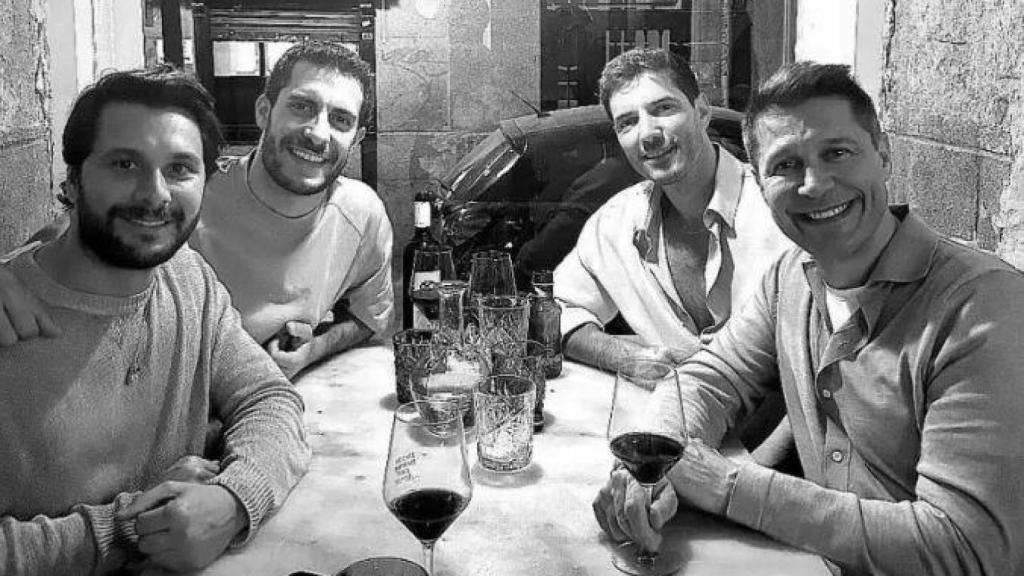 La pareja disfrutando de una cena con amigos.