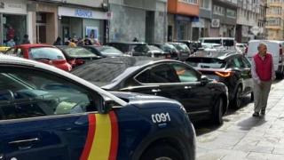 Un coche policial ante la sucursal bancaria en la avenida de Oza, esta mañana.