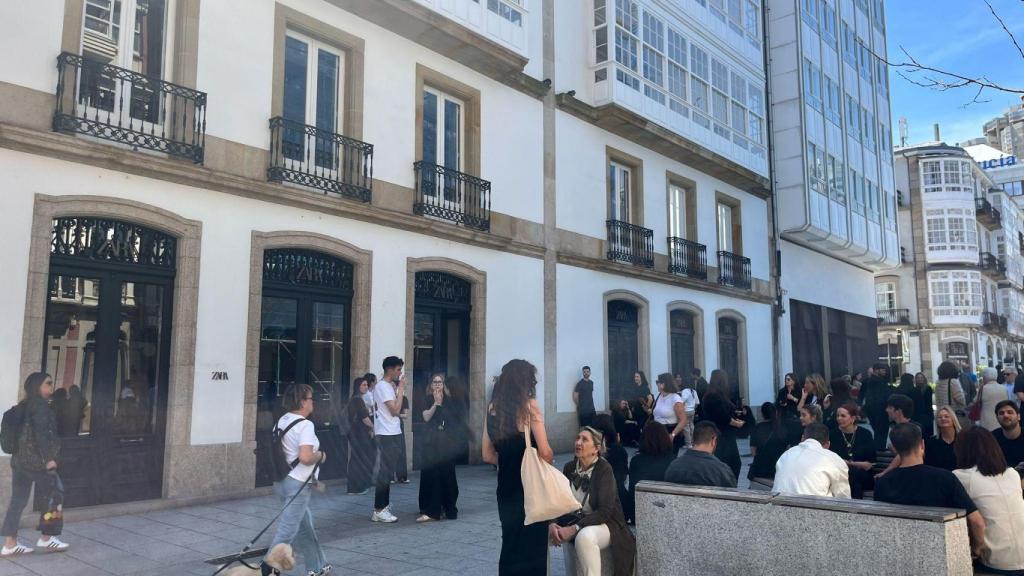 Trabajadores y viandantes en la plaza de Lugo, una hora después del apagón, en A Coruña