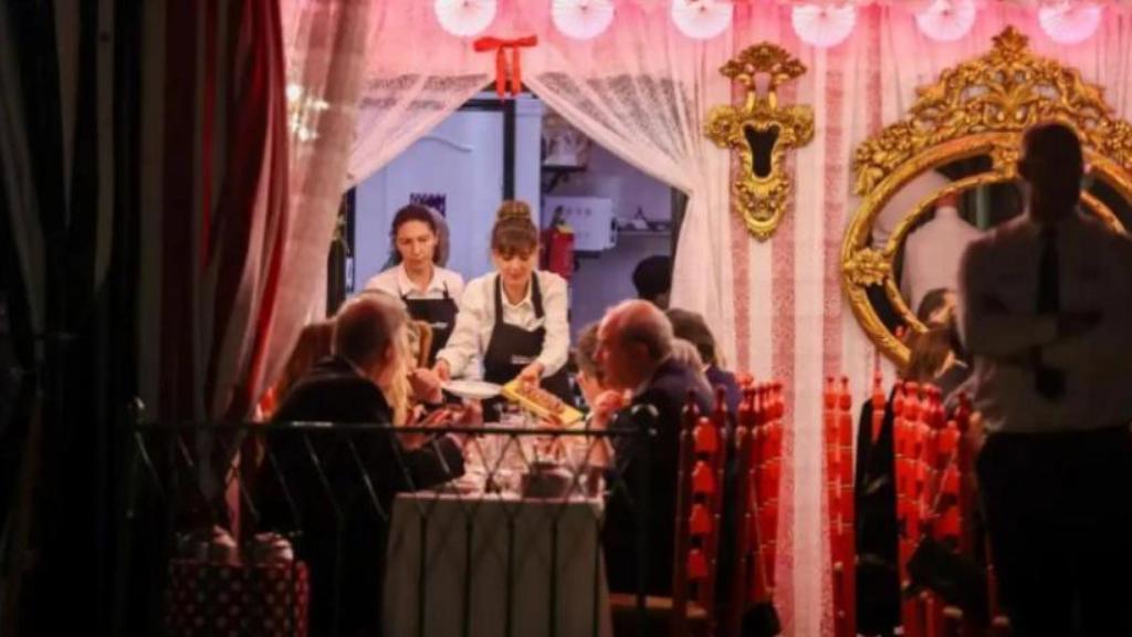 Imagen de gente comiendo en la Feria de Sevilla.