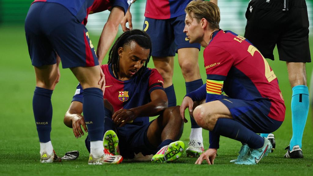 Jules Koundé se lesiona frente al Inter de Milán.